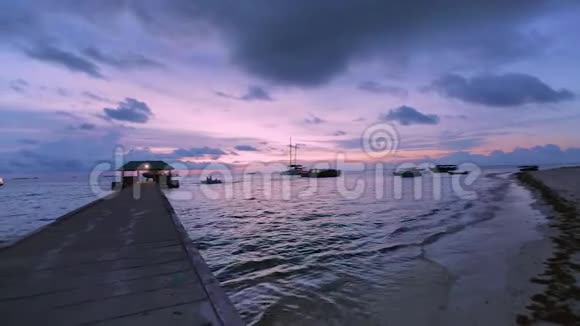 马尔代夫印度洋上美丽的日落一些船在蓝色的水和蓝天白云背景视频的预览图