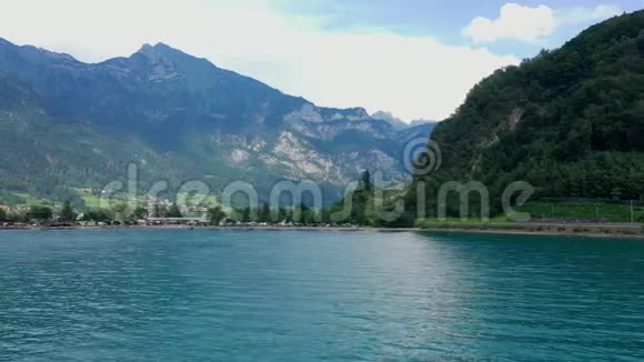 飞越风景如画的瑞士瓦兰塞湖视频的预览图