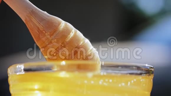 用滴头提取蜂蜜蜂蜜淋巴器视频的预览图