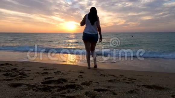 快乐的女人在海滩上玩耍和奔跑视频的预览图