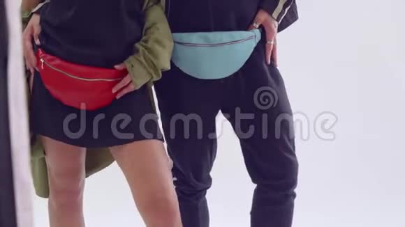 男人和女人的腿臀部有扇形的包视频的预览图