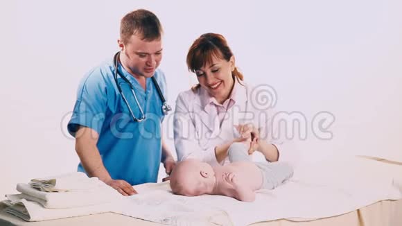 两个医生给一个男婴做检查视频的预览图