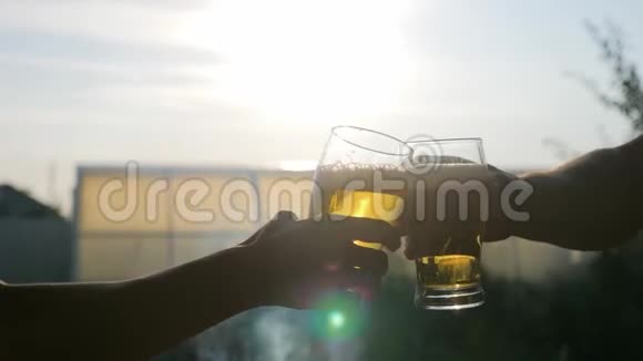 日落时喝杯啤酒降温消暑饮品理念视频的预览图