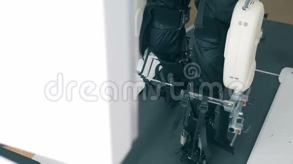 一个残疾病人的腿正在一个运行模拟轨道上训练视频的预览图