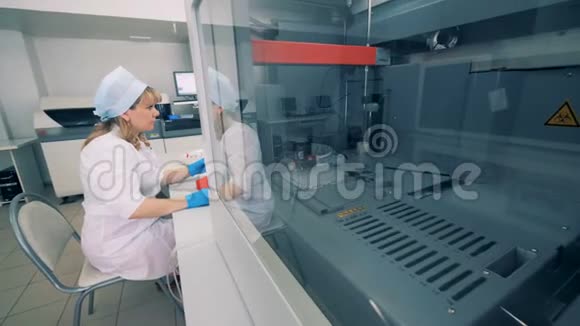 医疗设备在实验室工作关闭一名护士使用一台专用离心机检测血样视频的预览图