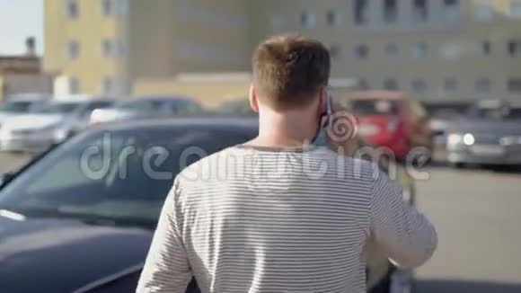 男人在智能手机上说话然后上车视频的预览图
