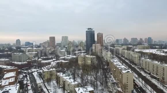 冬季城市建筑中的玻璃摩天大楼空中观景商务摩天大楼视频的预览图