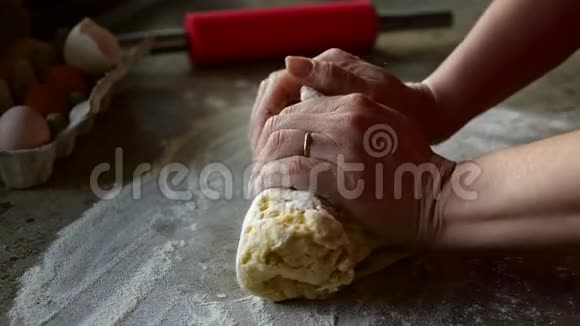 女人用手捏面团做蛋糕视频的预览图