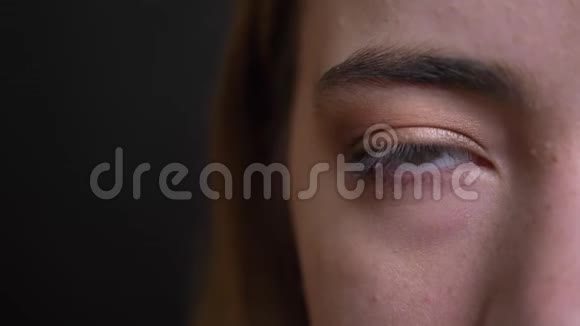 年轻美丽的白种人女性脸的特写半脸肖像绿色眼睛直视镜头视频的预览图