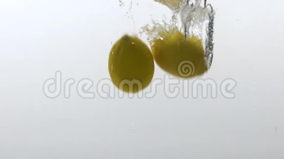 果汁新鲜柠檬落水有机水果维生素健康营养视频的预览图