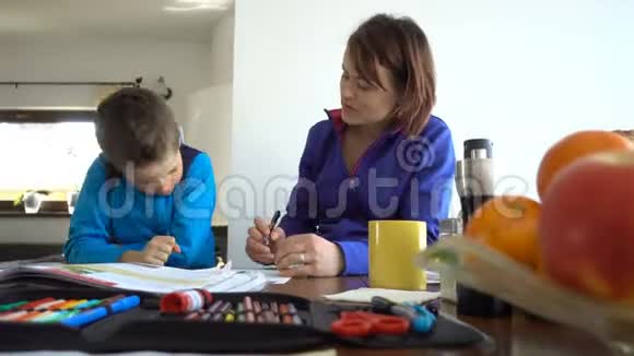 妈妈和孩子在做作业时很开心视频的预览图