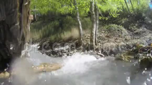融泉水的快速流动视频的预览图