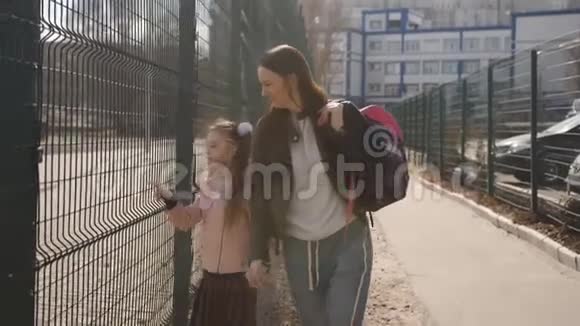 妈妈和小女儿放学后在一起视频的预览图