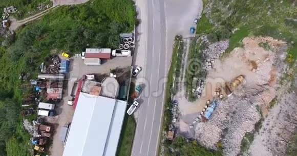 无人机飞过汽车行驶的道路和建筑工地视频的预览图