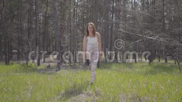 健康美丽的女人在森林里做瑜伽健身运动太壮观了视频的预览图