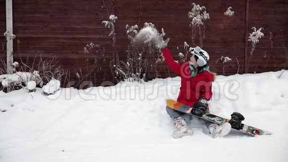 雪莱赫度假村山顶上玩的滑雪女孩视频的预览图
