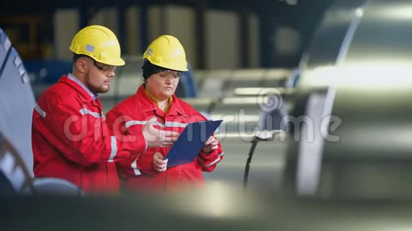 两名工人在生产工厂作为团队讨论工业现场背景视频的预览图