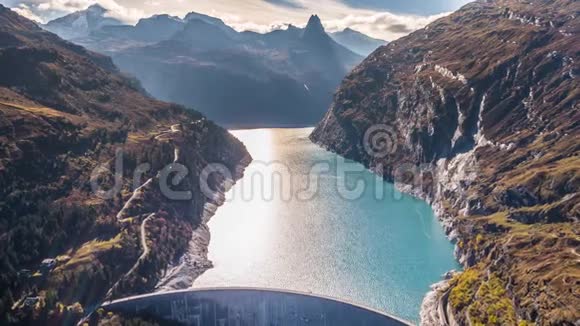 Dam湖绿松石山秋季瑞士航空公司视频的预览图