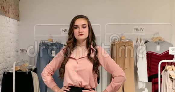 年轻女子在服装店试穿衣服视频的预览图