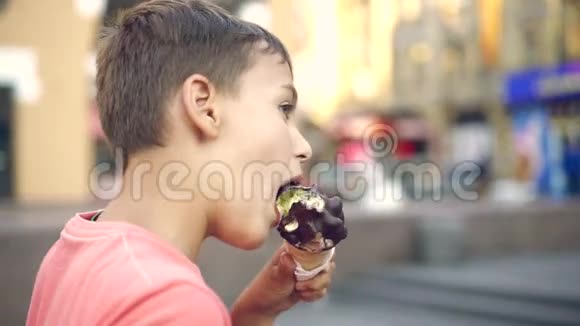 夏天小男孩在蛋筒里舔冰淇淋视频的预览图
