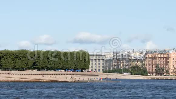 瓦西里耶夫斯基岛的堤岸和夏天的游客俄罗斯圣彼得堡视频的预览图