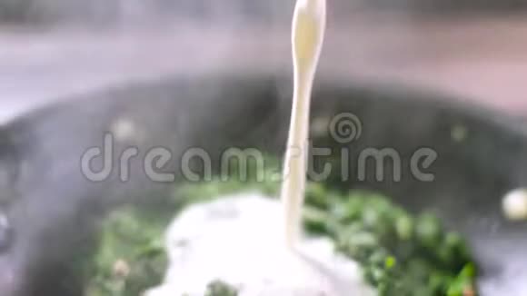 将煎好的奶油放入锅中加入菠菜和洋葱视频的预览图