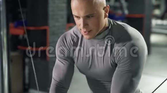 体育运动员在健身房锻炼胸部和肩膀的肌肉视频的预览图