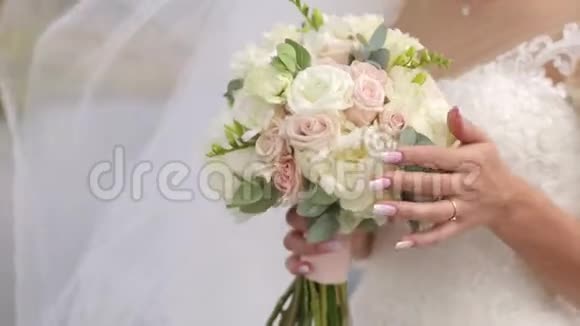 新娘捧着婚礼花束的特写视频的预览图