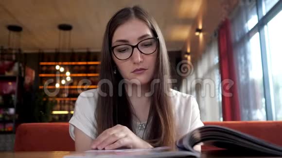 美女年轻女士阅读菜单视频的预览图