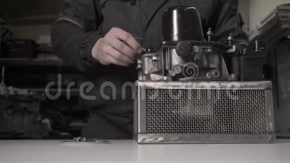 拆卸自动变速器DSG7和更换蓄能器压力视频的预览图