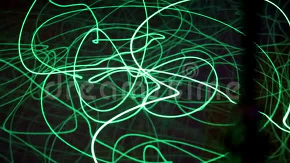 在黑色背景上运行绘制绿色光束科学概念视频的预览图