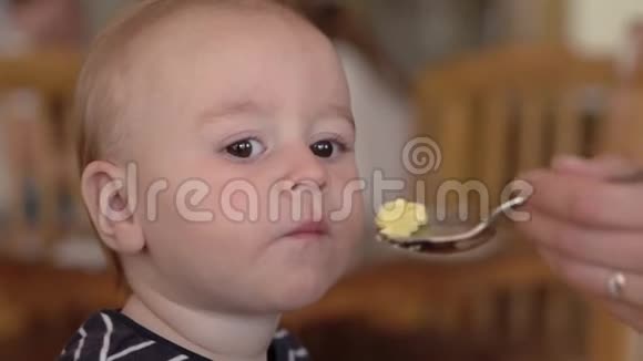 慢动作宝宝在厨房吃饭视频的预览图