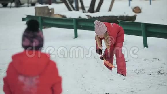 孩子玩雪视频的预览图