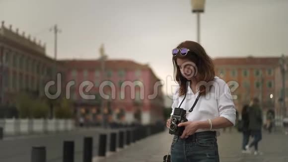 女摄影师用老式相机拍摄法国尼斯视频的预览图