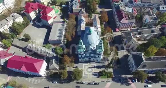 空中射击希腊天主教会的教堂从鸟瞰视频的预览图