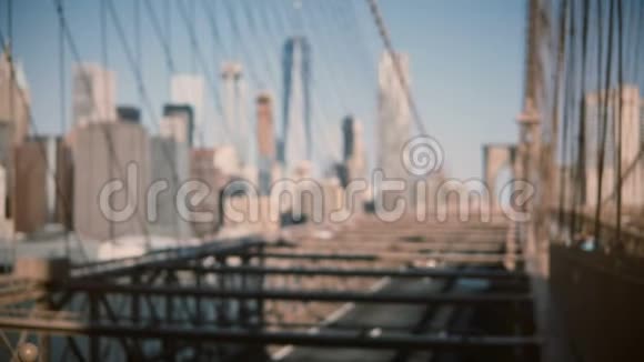 欧洲成年男子的后景来到布鲁克林大桥全景环顾四周触摸头发自由概念4K视频的预览图