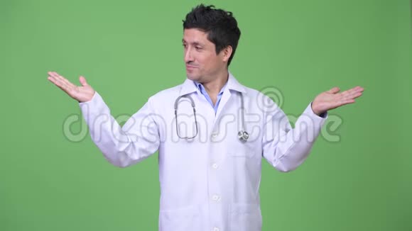 西班牙男子医生比较一些东西视频的预览图