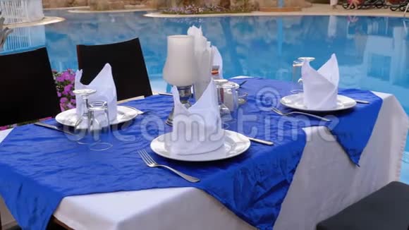 在埃及度假胜地游泳池附近提供蓝水服务的桌子视频的预览图