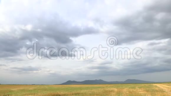 时间灯塔平原上方的云层视频的预览图