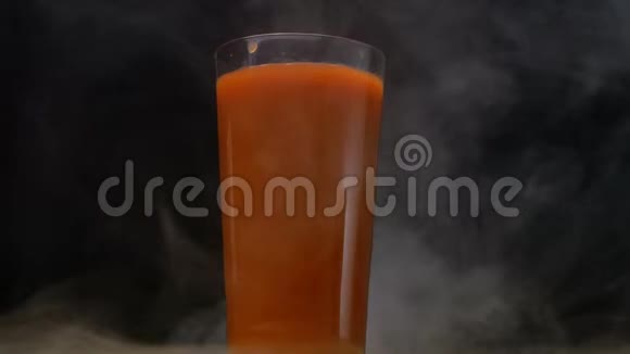 一杯番茄汁站在烟雾中视频的预览图