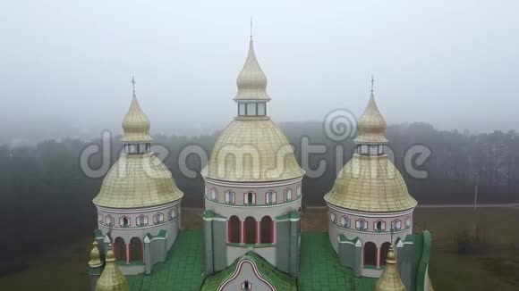 教堂大雾晨空中观景视频的预览图