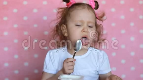 悲伤不满的女孩吃婴儿干酪视频的预览图