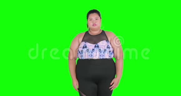 超重的女人站着转身视频的预览图
