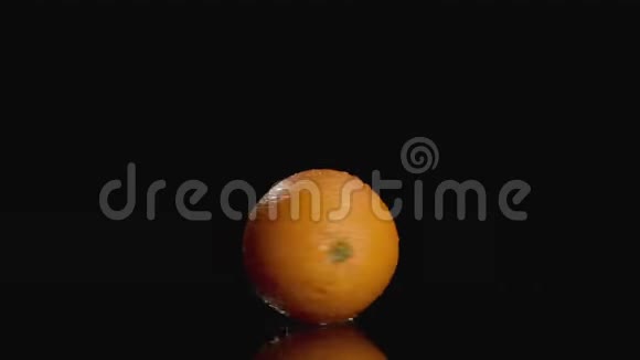 斯隆运动橙色扭转在黑暗背景中心与复制空间视频的预览图