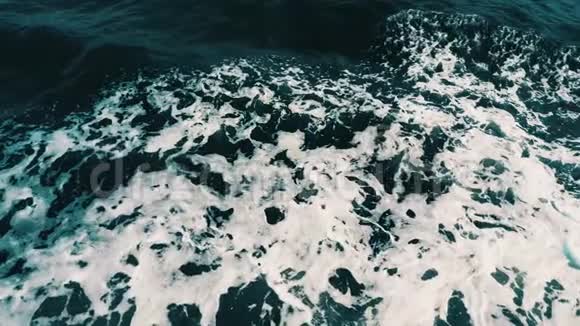 带波浪的泡沫海面的俯视图视频的预览图