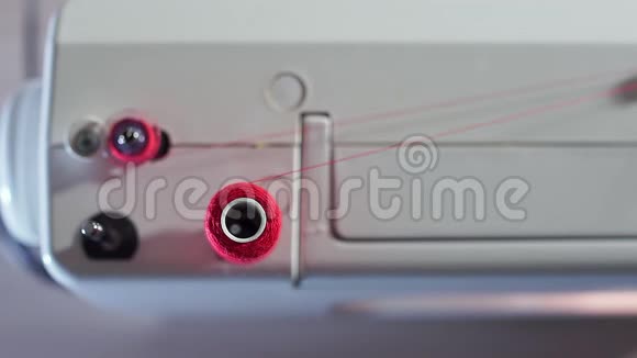 缝纫机的俯视图将线从线轴倒回筒管视频的预览图