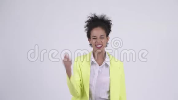 快乐的年轻漂亮的非洲女商人视频的预览图