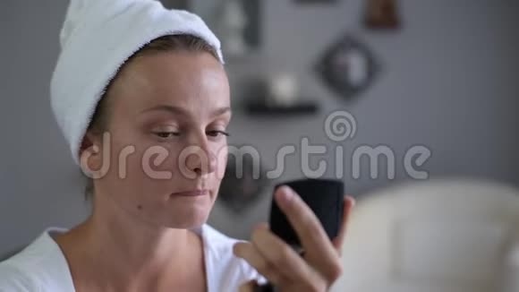 漂亮的女人正在涂睫毛膏女孩在脸上化妆视频的预览图