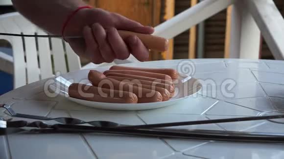 在烤肉串上烤串香肠快速射击视频的预览图