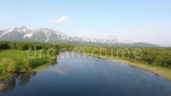 飞越高山河流堪察加视频的预览图